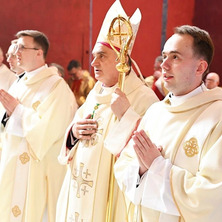 Ordynarusz diecezji udzielił święceń klerykom. Szczególny moment