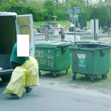 Podrzucał odpady do kontenerów przy cmentarzu. Wpadł przez fotopułapkę