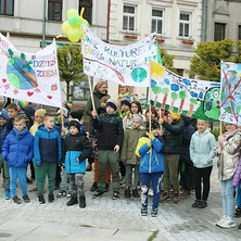 Uczniowie uczcili Dzień Ziemi. Barwne transparenty na mroteckim rynku