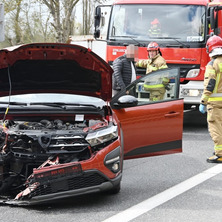 Osobówką wjechał w barierki. Służby wezwane na DK10