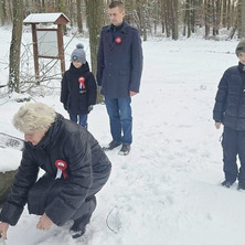 Oddano hołd bohaterom. Pod obeliskiem zapłonęły znicze