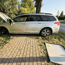 Zjechał z drogi i zatrzymał się na chodniku. Na miejscu służby