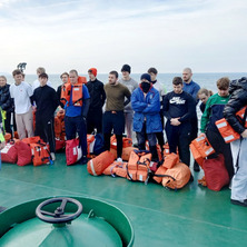 Morska przygoda uczniów. Statek manewrował między krami