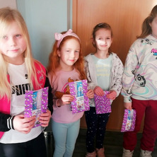 Niespodzianka dla koleżanek. Życzenia i upominki