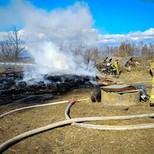 Pożar drewna opałowego. Popołudniowa akcja strażaków